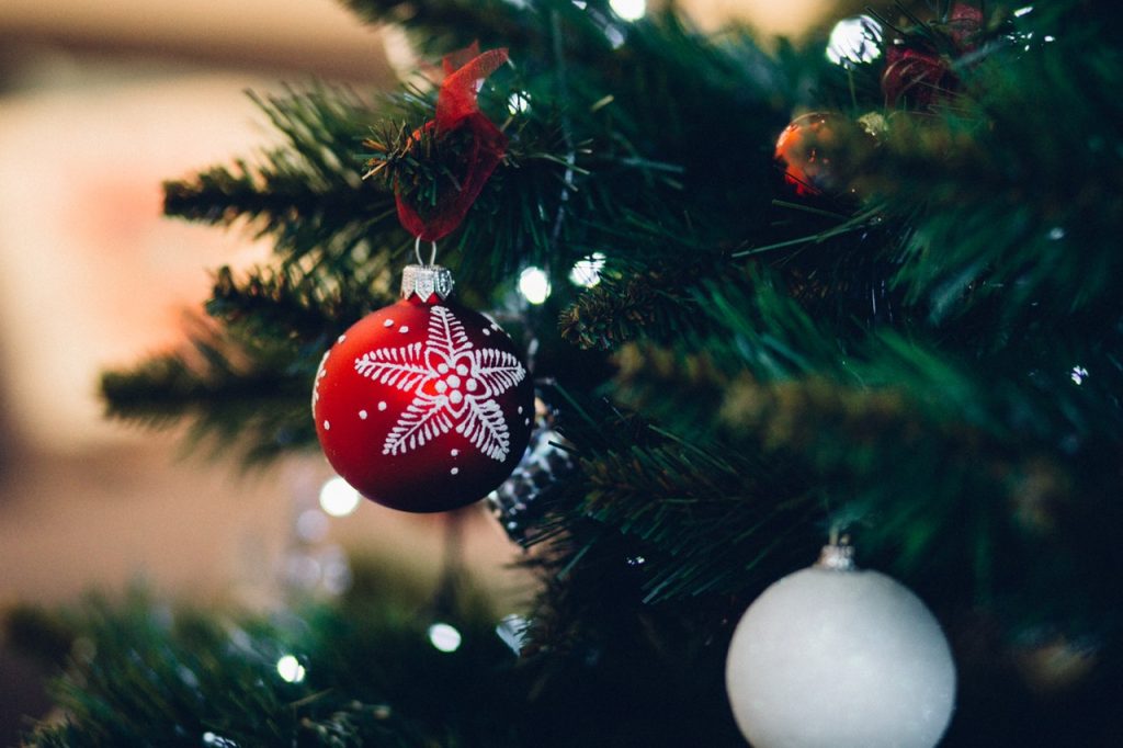 Christmas-Themed Wedding Decorations